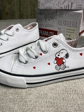 Peanuts Snoopy Kids Sneakers Size 9 White Canvas Shoes Cute Casual